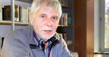 Dr. Jürgen Wilbert vor seinen Bücherregalen